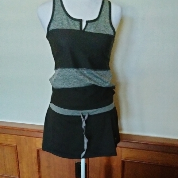 Tennis top sz small top - Picture 1 of 2